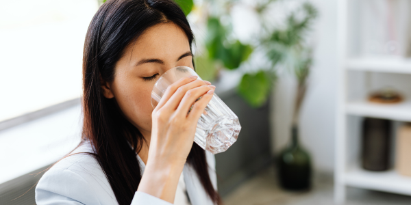 perempuan minum air putih