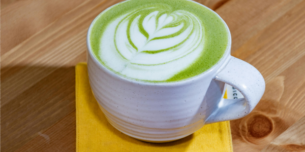 gambar matcha latte di mug cangkir