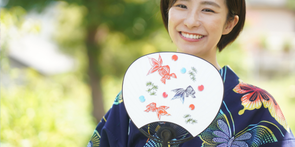 perempuan menggunakan yukata