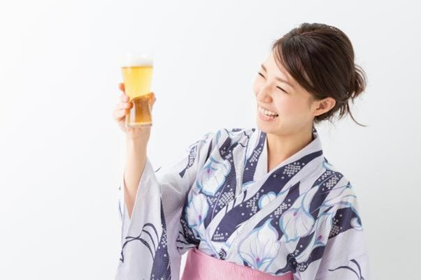 perempuan jepang memegang gelas berisi teh