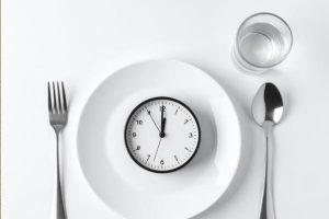 piring, jam, garpu, dan gelas