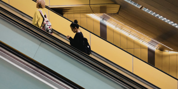 2 orang jepang di eskalator