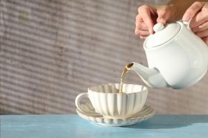 menuang teh dalam cangkir