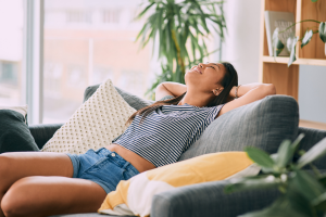 perempuan duduk di sofa