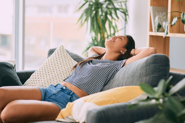 perempuan duduk di sofa