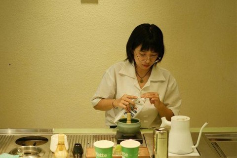 perempuan membuat matcha